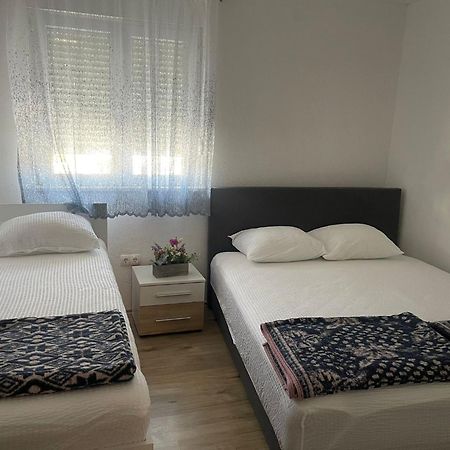 נאום Apartmani Zuti מראה חיצוני תמונה
