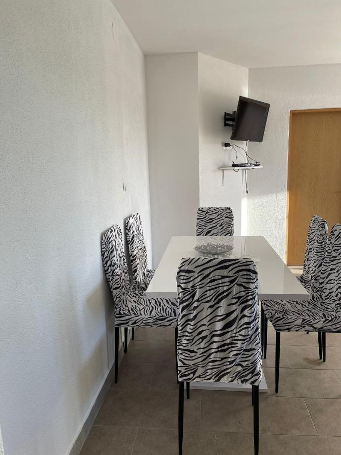 נאום Apartmani Zuti מראה חיצוני תמונה